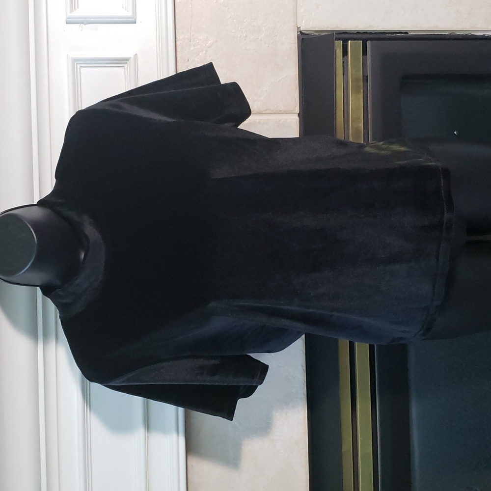 💥4/$20 Black velvet mock neck top. Size Medium